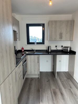 Private kitchen - Luxury 2BR Apartment - Free parking (Slough)