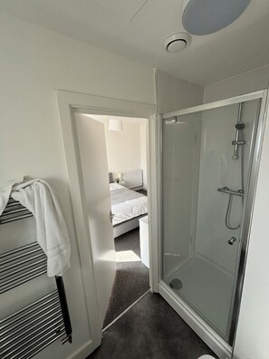 Hair dryer, towels, soap, toilet paper - Luxury 2BR Apartment - Free parking (Slough)