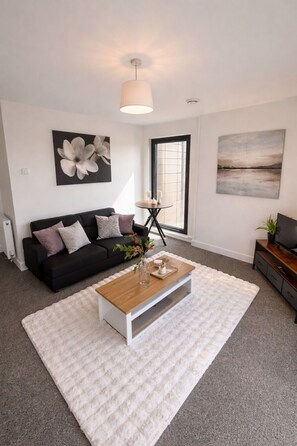 Living area - Luxury 2BR Apartment - Free parking (Slough)