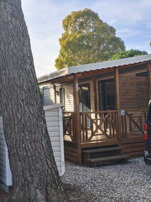 Exterior detail - Mobile-home 6/8 pers. all comfort, 500m from the beach ideal for 1 successful stay (Argelès-sur-Mer)