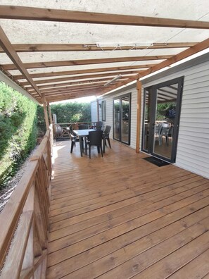 تناول الطعام بالخارج