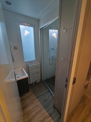 Shower, hair dryer - Mobile-home 6/8 pers. all comfort, 500m from the beach ideal for 1 successful stay (Argelès-sur-Mer)