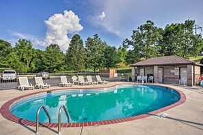 Pool - Relax Poolside! Golfer’s Oasis in Branson West (Branson West)