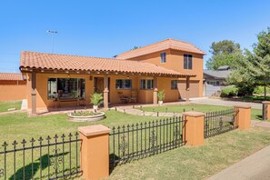 Exterior - Walkable Uptown Gem! 3 Mi to Phoenix Mtns Preserve (Phoenix)