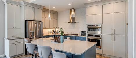 Fridge, microwave, stovetop, dishwasher