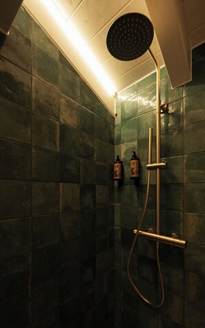 Studio familial, vue sur la cour intérieure | Salle de bain | Douche, séchoir à cheveux, serviettes fournies, savon