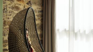 Habitación triple económica, balcón, vistas al jardín | Interior