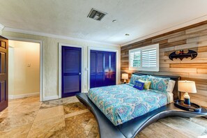 4 bedrooms, desk, iron/ironing board, Internet - 2 Private Pools! 2-Acre Retreat Near Dtwn Sarasota (Sarasota)
