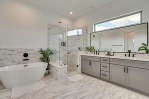 Hair dryer, towels - < 2 Mi to Dtwn! Group Escape w/ Grill in Houston (Houston)