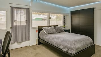 4 slaapkamers, een bureau, een strijkplank/strijkijzer, reisbedje
