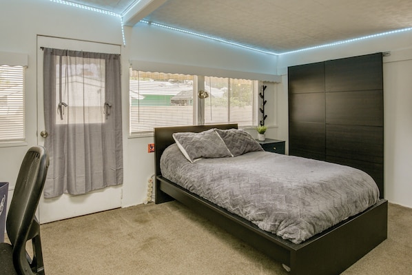 4 bedrooms, desk, iron/ironing board, travel cot - Mission Bay Gem Near Comic-Con: Patio & Bar/Lounge (San Diego)