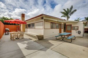 Outdoor dining - Mission Bay Gem Near Comic-Con: Patio & Bar/Lounge (San Diego)