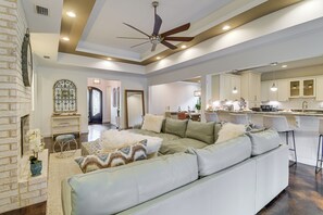 Living area - Elegant Home w/ Outdoor Kitchen in Robertsdale (Robertsdale)