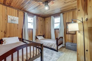 Room - Great for Groups! Spacious Melcroft Home w/ Deck (Melcroft)