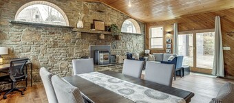 Great for Groups! Spacious Melcroft Home w/ Deck
