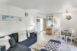 Living area - Walk to Beach: Hilton Head Escape w/ Pool Access! (Hilton Head Island)