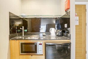 Refrigerador, microondas y tostadora 