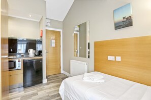 1 habitación, tabla de planchar con plancha, internet y ropa de cama 