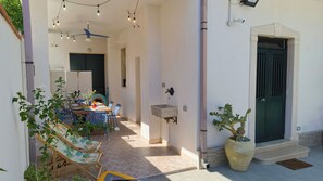 تناول الطعام بالخارج