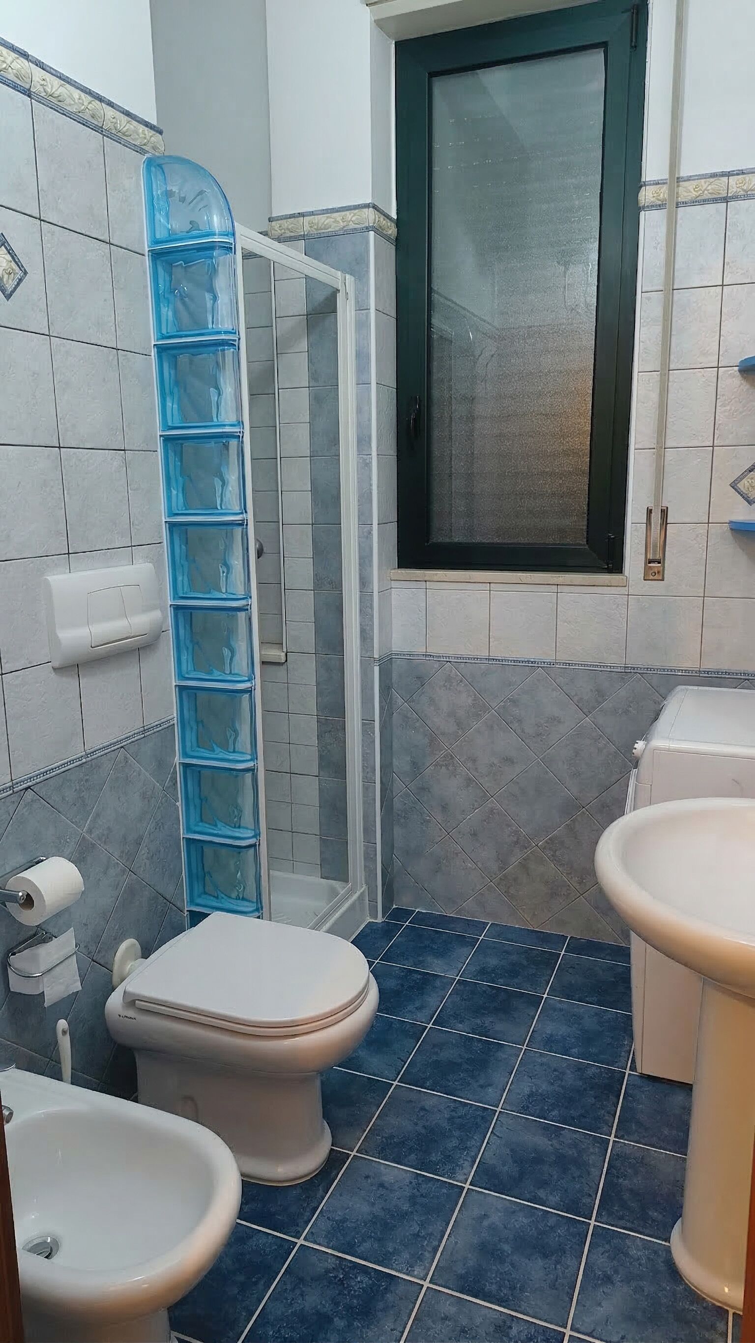 Sèche-cheveux, serviettes fournies, savon, papier toilette