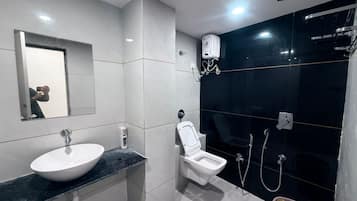 Deluxe Double Room, City View | Bathroom