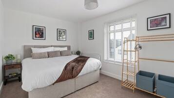 5 bedrooms, iron/ironing board, WiFi, bed sheets
