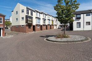 Exterior - 	Southampton Retreat for 12 Near Waterfront (Southampton)