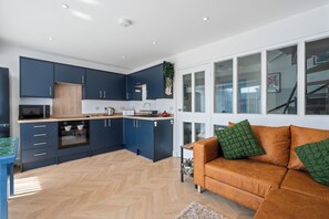 Living area - 	Southampton Retreat for 12 Near Waterfront (Southampton)