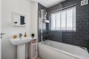 Bathroom - 	Southampton Retreat for 12 Near Waterfront (Southampton)