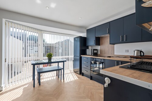 	Southampton Retreat for 12 Near Waterfront
