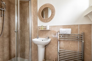 Shower, hair dryer, towels, soap - Sahara Park (No 6) | Elie (Elie)