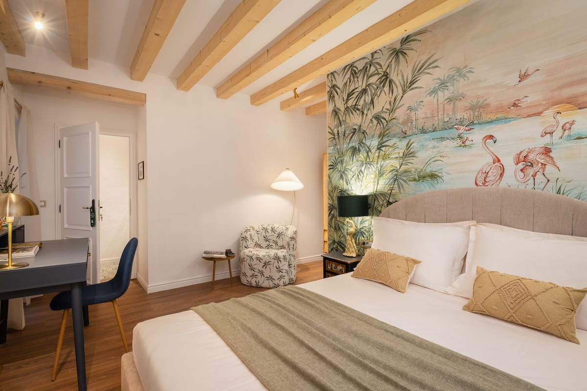 Habitación doble superior, vista parcial al mar | Caja de seguridad en la habitación, escritorio y insonorización