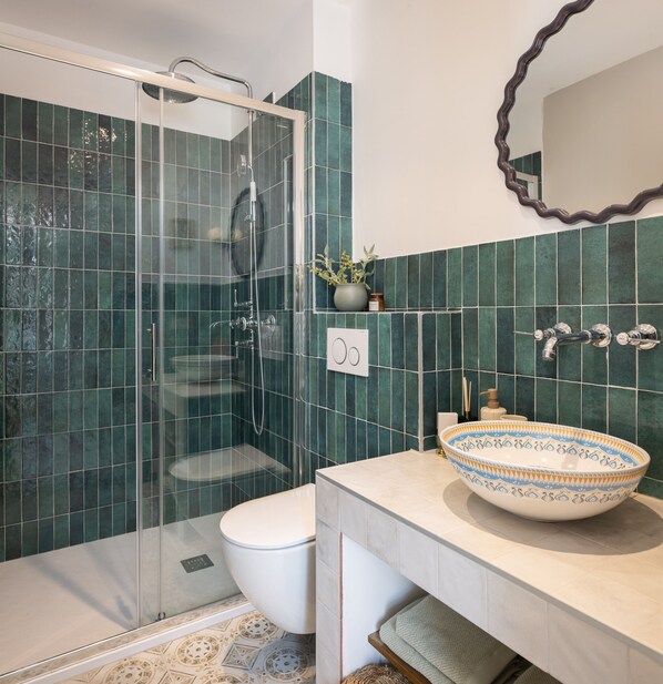 A bathroom with a shower, toilet, and sink. - Palazzo Viridis Heritage Hotel (Milna)