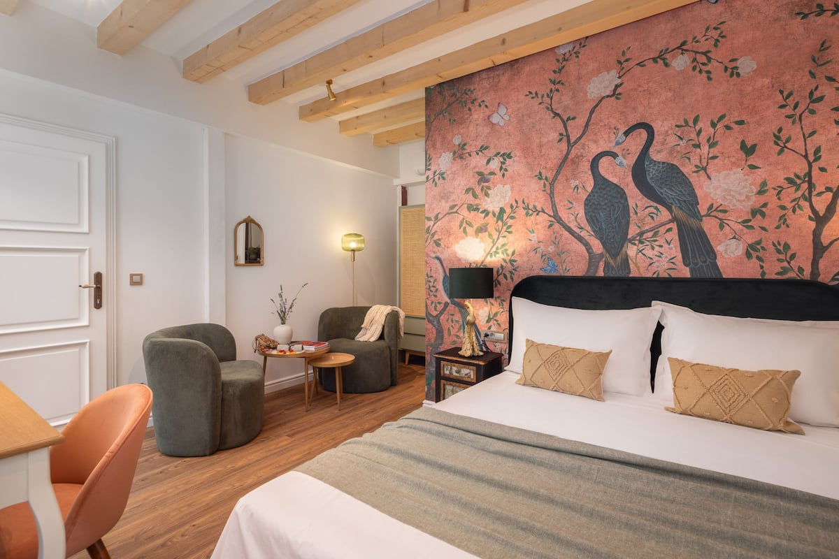 Deluxe Double Room | Cofres nos quartos, escrivaninha, quartos à prova de som