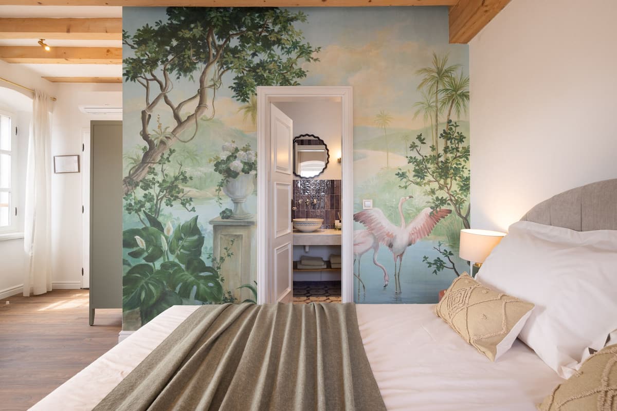 Quarto casal superior, vista para o mar | Cofres nos quartos, escrivaninha, quartos à prova de som