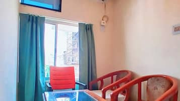 Escritorio, espacio para trabajar con laptop y wifi gratis