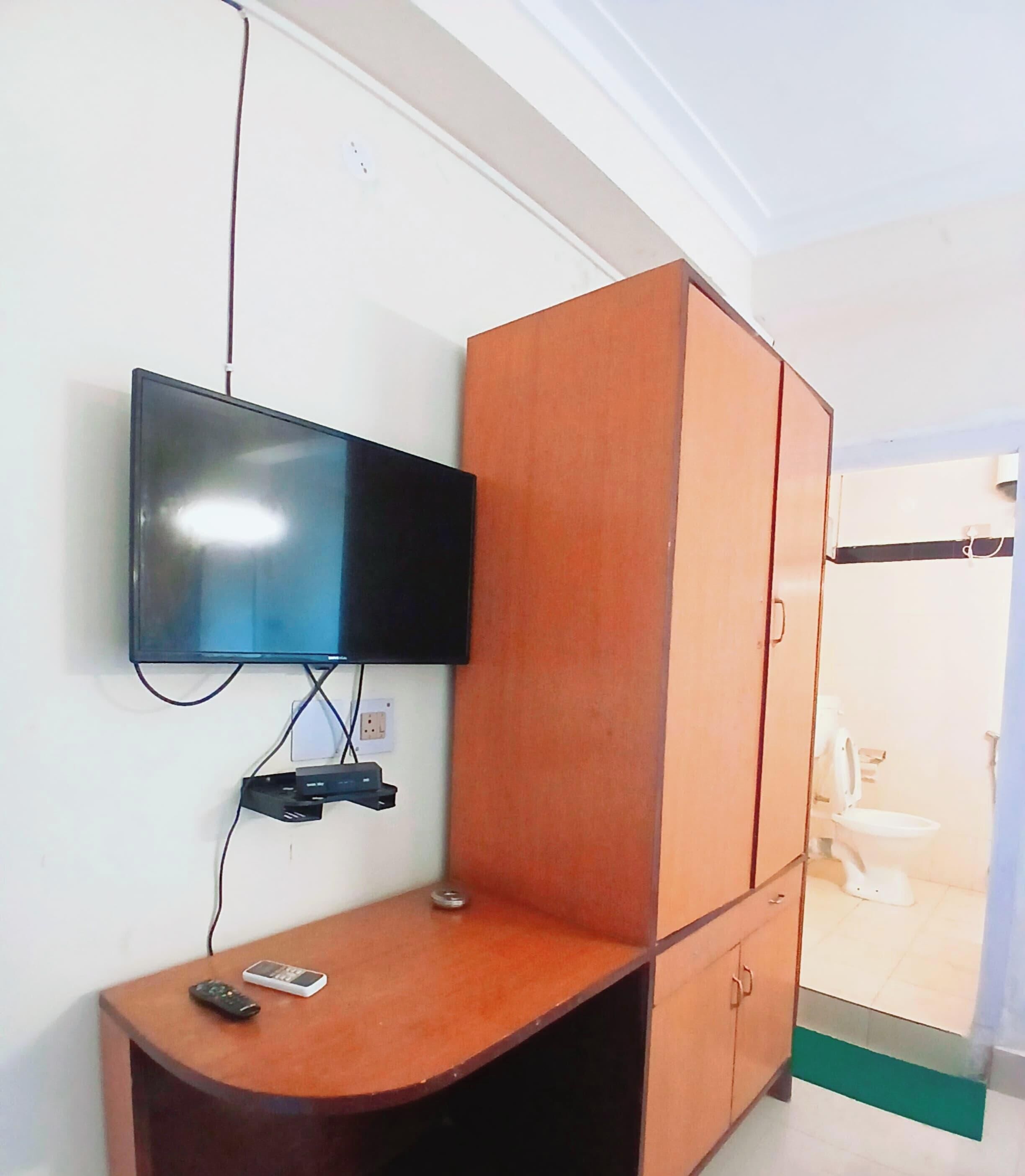 Escritorio, espacio para trabajar con laptop y wifi gratis 