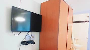 Escritorio, espacio para trabajar con laptop y wifi gratis