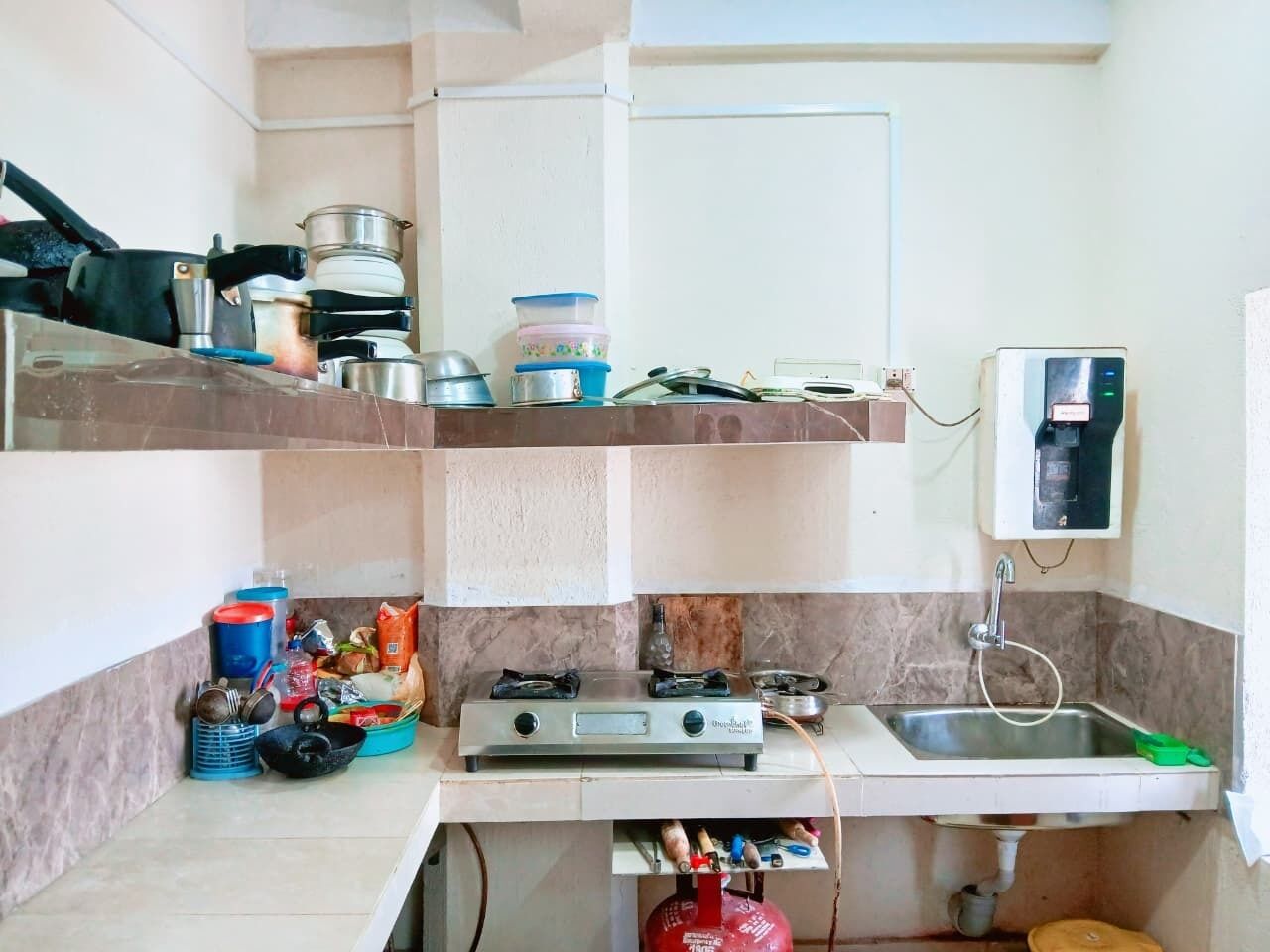 Refrigerador, horno y utensilios de cocina 