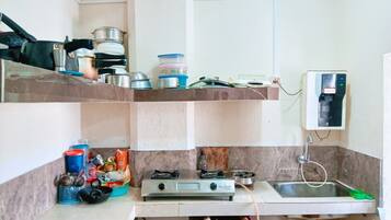 Refrigerador, horno y utensilios de cocina