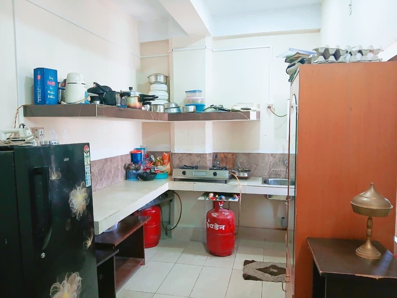 Refrigerador, horno, utensilios de cocina