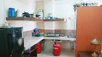 Refrigerador, horno, utensilios de cocina