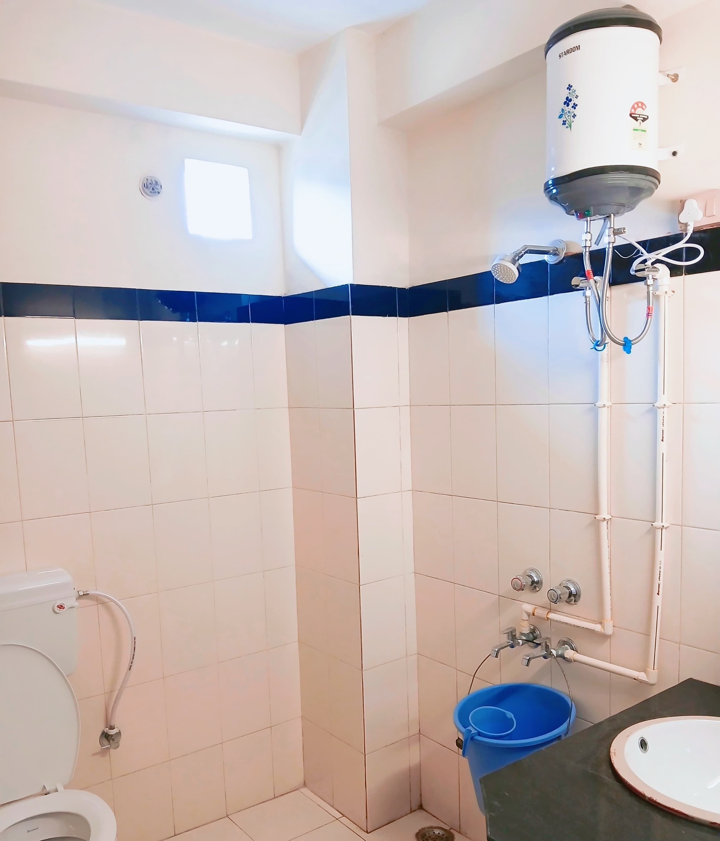 Chambre Double Deluxe, vue ville | Salle de bain | Douche, serviettes fournies, savon
