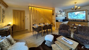 Ein modernes Interieur mit Essbereich, Küche und Sitzgelegenheiten.