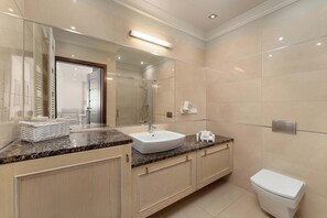 Dusche, Haartrockner, Handtücher, Shampoo