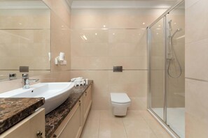 Dusche, Haartrockner, Handtücher, Shampoo