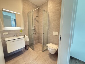 Een douche, een haardroger, handdoeken