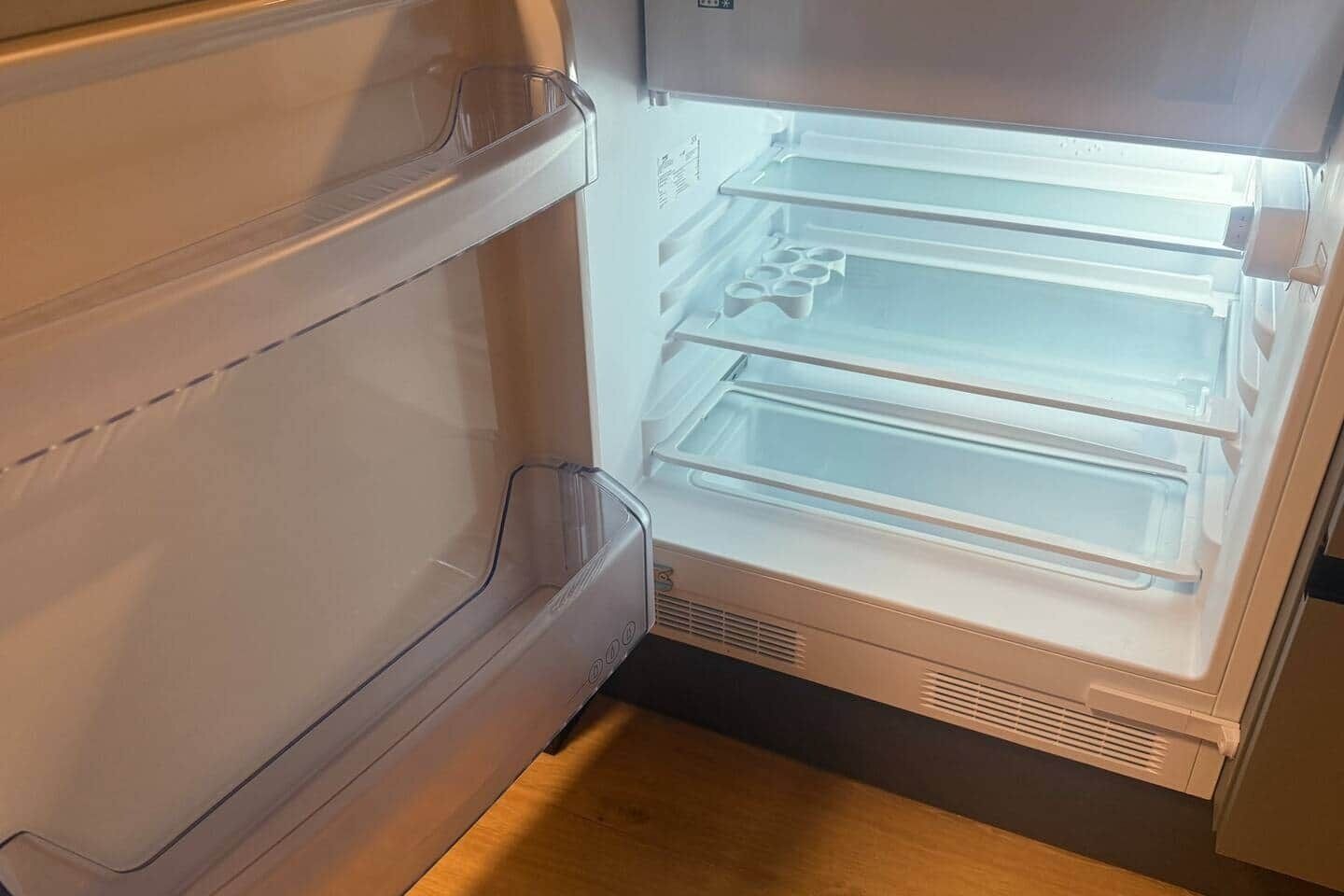 Un frigorifero con diversi ripiani e un vano congelatore.