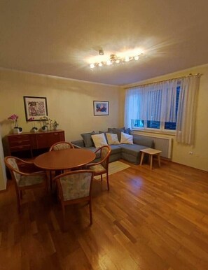 TV - Lakeside Apartment - Velden (Velden am Wörthersee)