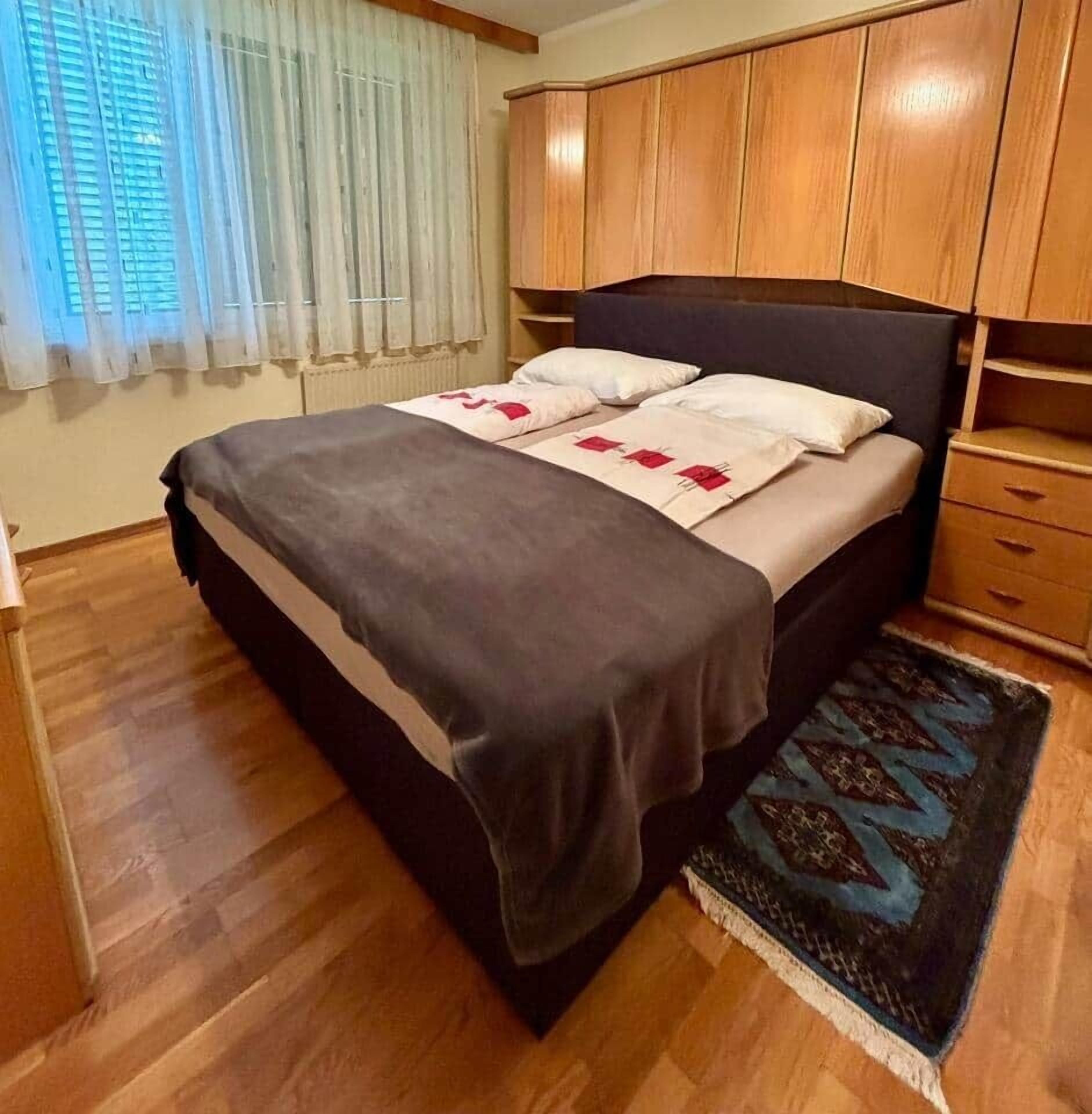 1 dormitorio, tabla de planchar con plancha, wifi y ropa de cama